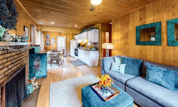 Joseph Cabina | Comfortable Home w/ Gas Fireplace, WiFi & Backyard - Close to Lake Activities