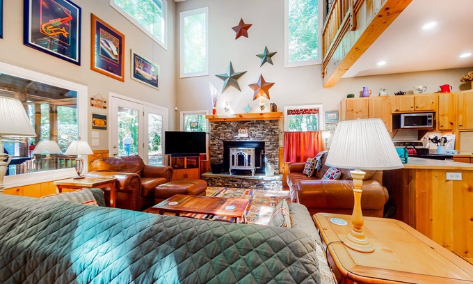 Clayton Cabina | Comfortable home with high-speed WiFi, private washer/dryer, and central AC