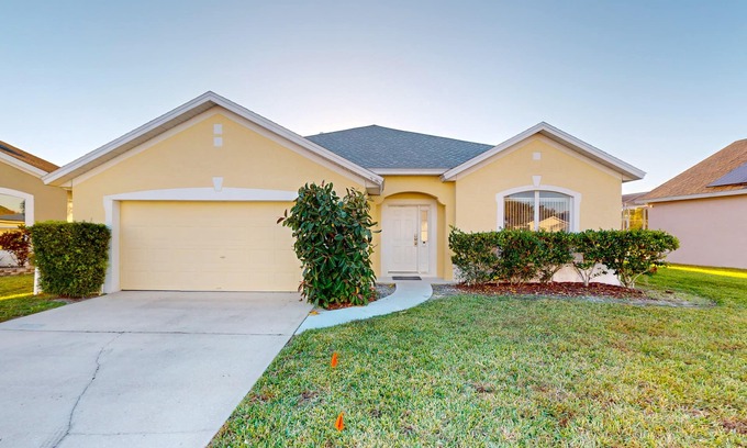 Esprit Casa | ¡NUEVO LISTADO! Cómoda casa con solarium, piscina y acceso al lago y Disney World