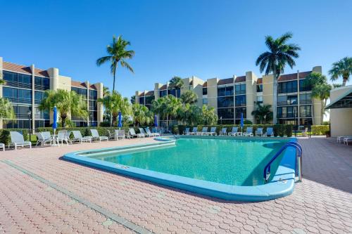 Jensen Beach Apartamento | Comfortable Jensen Beach Condo with Pool View!