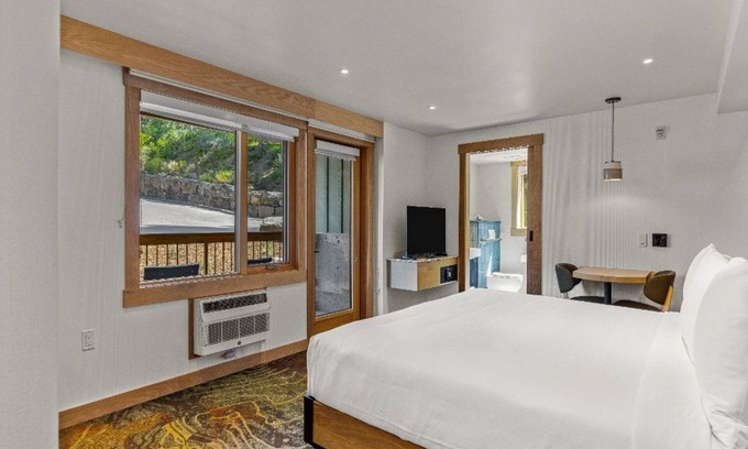 Banff Apartamento | Comfortable King Room w/ Accessible Amenities