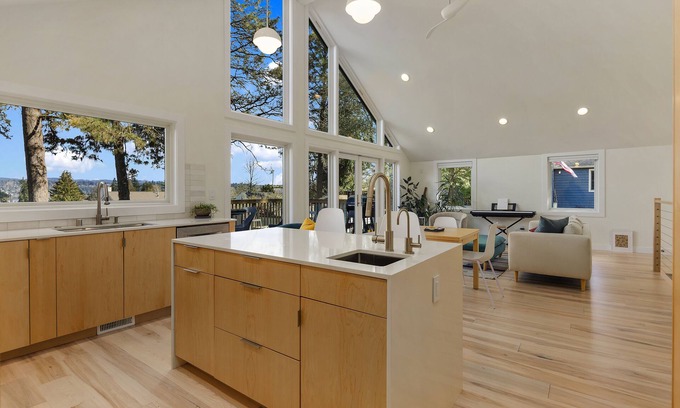 Seattle Metro Area Casa | Comfortable Lake-View Home in Seattle