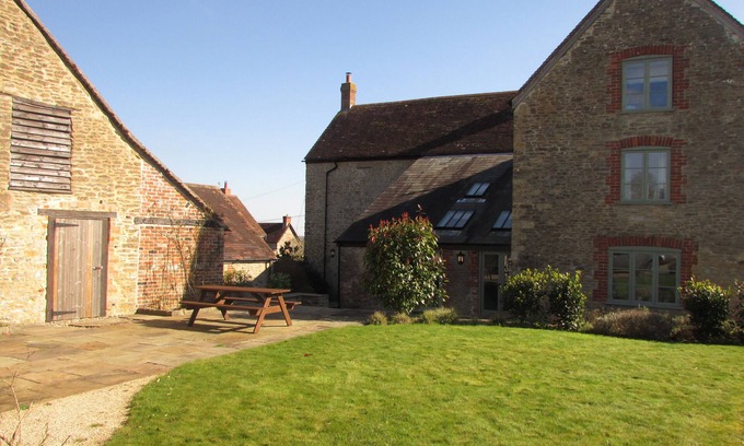 South Cheriton Otro | Comfortable large farmhouse perfect for family country holidays
