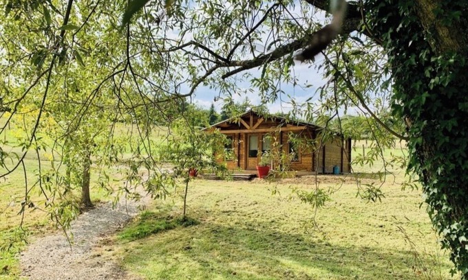 Meilhac Chalet De Esquí | Comfortable nature cottage, fishing pond, swimming pool and jacuzzi in season