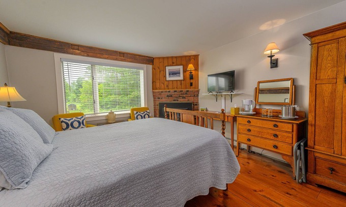 Stowe Cama Y Desayuno | Comfortable, pet friendly room with queen bed, a stunning view of Mount Mansfield, sitting area and a fireplace with full service breakfast included