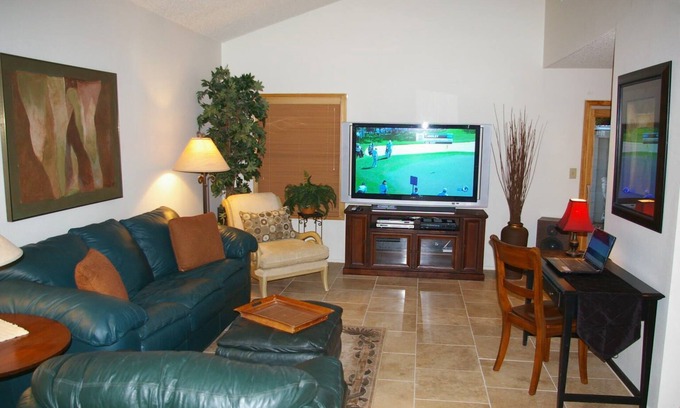 Tempe Condominio | Condominio tranquilo y confortable con plano de planta abierto y bañera de hidromasaje privada en Tempe
