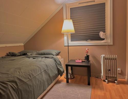 Osoyro Casa | Comfortable room - Double bed - Private bathroom - Free parking - Shared kitchen - Bus stop and store 2 min walk