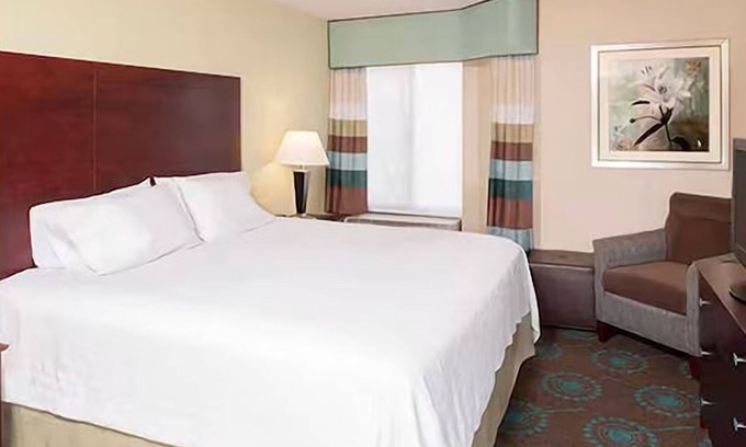 South Bend Hotel | Comfortable Room w/ Sofa Bed & Hot Breakfast Included – Ideal for Families