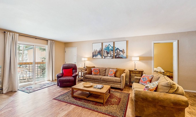 Taos Ski Valley Condominio | Comfortable ski-in / ski-out condo, with gas stove, soaking tub, balcony & WIFI