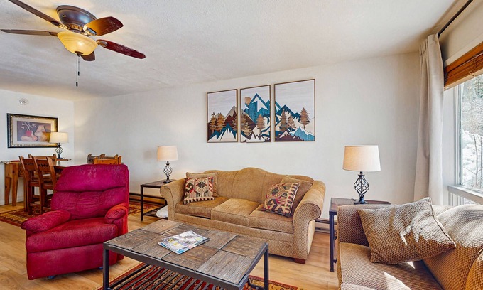 Taos Ski Valley Condominio | Comfortable ski-in / ski-out, creekside condo, with gas stove, soaking tub, WIFI