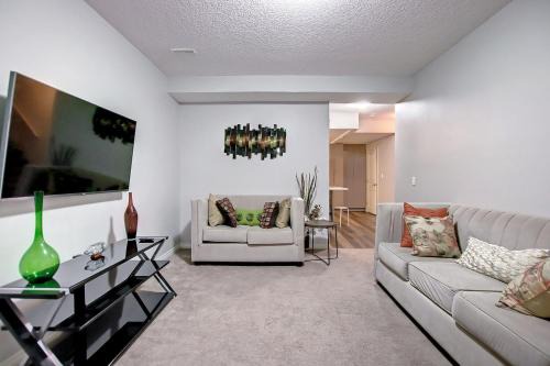 Panorama Hills Apartamento | Comfortable & Spacious Basement Suite With WorkStation In Panorama