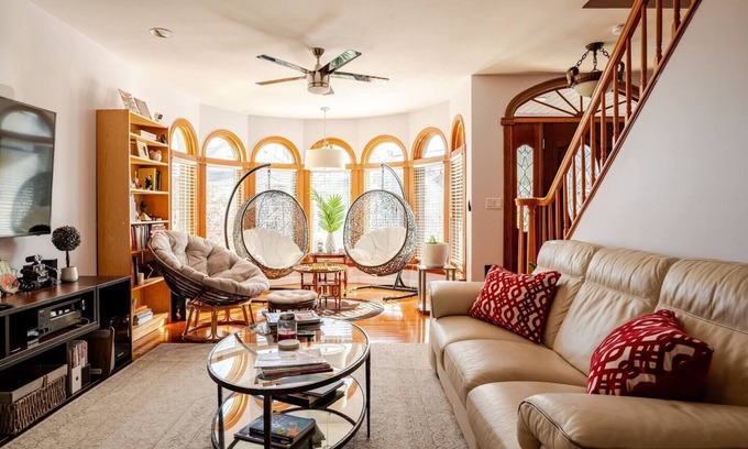 Everett Casa | Comfortable & Spacious Luxury Home w/ Chef’s Kitchen only 15 mins to Boston