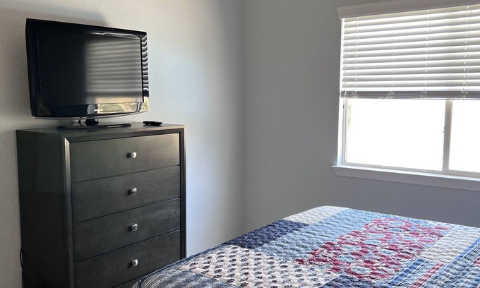 Lancaster Casa | Comfortable & spacious room in a family home. New furniture. Safe neighborhood!
