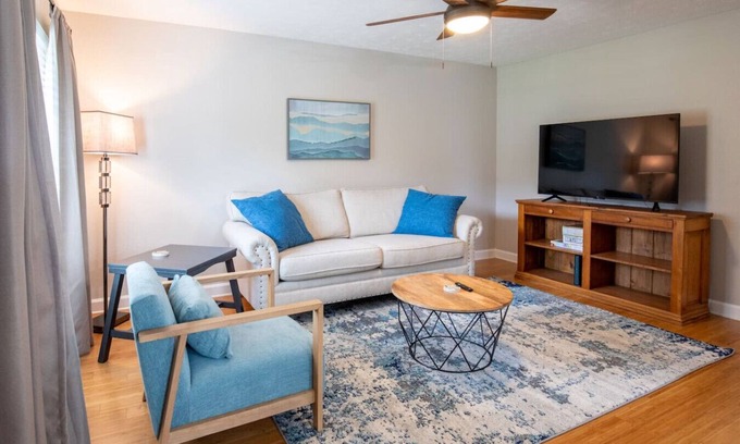 Oxford Condominio | Comfortable & spacious-Walk to Fraternity Row!