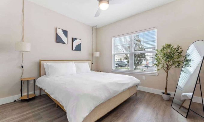Southeast Orlando Apartamento | Comfortable Stay King Bed Near Parks, Pet-Friendly