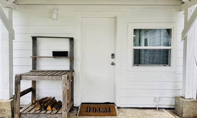 Brentwood-Darlington Cabaña | Comfortable Stay Near Downtown, Airport, Food Carts, Etc
