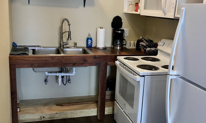 Theriot Apartamento | Comfortable Studio apartment with huge screened in porch