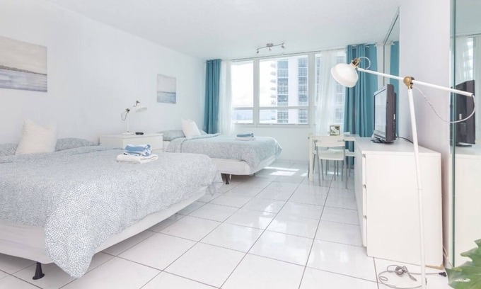 La Gorce Condominio | Comfortable Studio for 4, Pool and Beach Access, FREE Parking and more!
