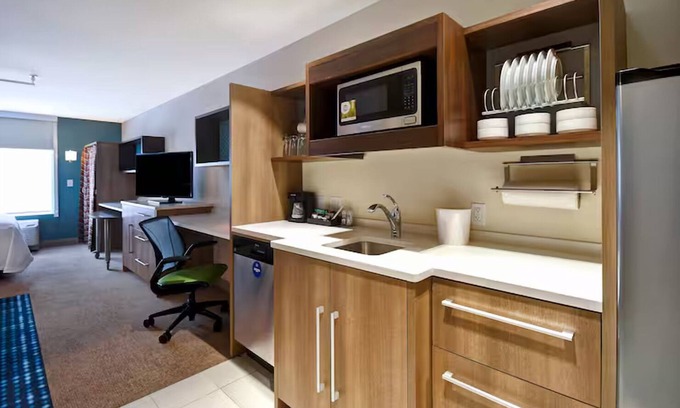 Wichita Hotel | Comfortable Suite w/ Ample Breakfast Options Near Local Dining