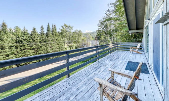 Winhall Casa | Cómoda unidad dúplex en el último piso en el bosque con chimenea de gas y terraza.