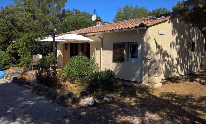 Mejannes-le-Clap Casa | Confortable casa de vacaciones con un gran jardín, ideal para personas altas.