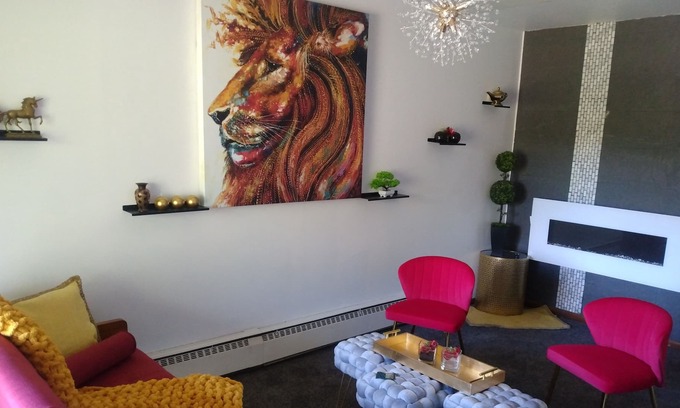 Lansing Condominio | Comfortable vibrant condo. 15 minutes to Chicago