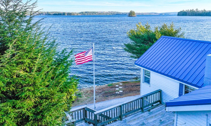 Oxford Cabaña | Comforting lakefront cottage with gas fireplace, washer/dryer, firepit, & patio