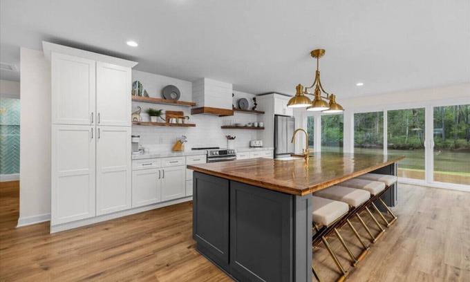 Macon Casa | Comforting Lakeside Retreat in Gated Community