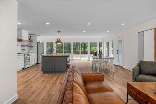 Macon Casa | Comforting Lakeside Retreat