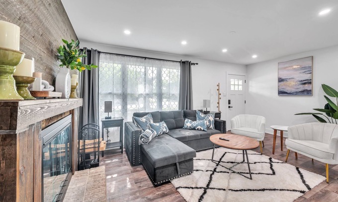 Rolling Meadows Casa | Comforting Retreat Near Woodfield Mall by RedAwning