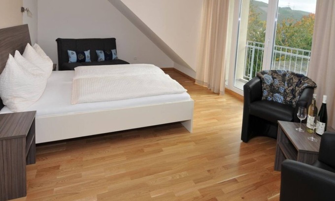 Longuich Cama Y Desayuno | Comfortzimmer Groß mit Balkon - Gästehaus-gasthof "wein im Turm"