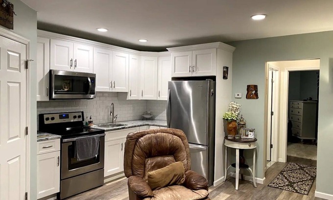 West Babylon Apartamento | Comfy 1 bedroom apartment in great neighborhood with lots of space and big yard