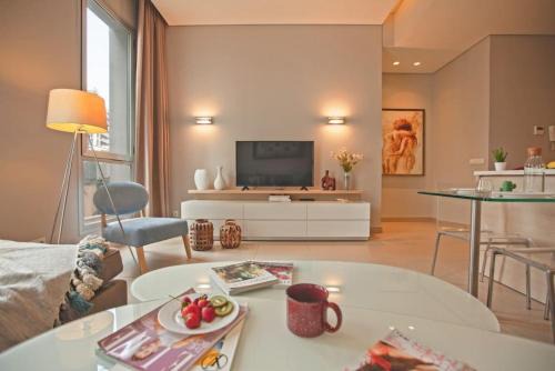 Gemmayzeh Apartamento | Comfy - 1BR Apt W Pool & Gym in Gemmayze