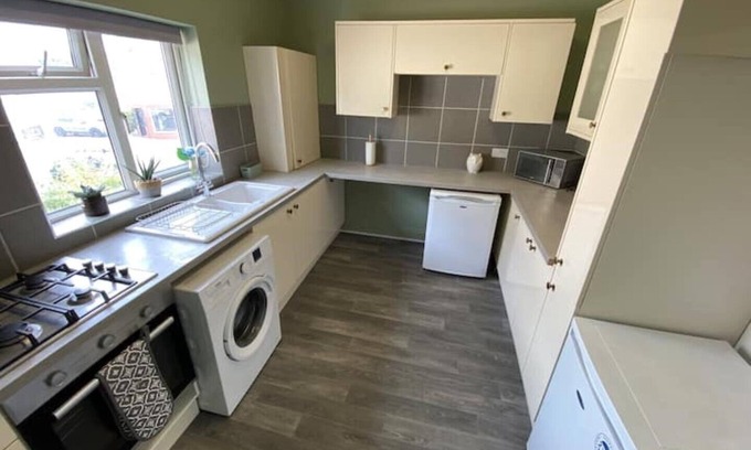 Rhyl Apartamento | Comfy 2 Bed flat, parking, quick walk to the beach.