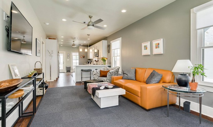 Galveston Cabaña | Comfy, 2-Bedroom Cottage 10 blocks from Seashore in Midtown Galveston