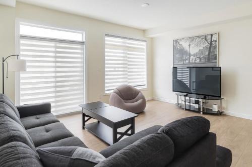 Alcona Apartamento | Comfy 2BR Innisfil Townhome with Free Parking, WiFi, Full Kitchen, Laundry, Only 5 Mins to Innisfil Beach Park & 15 Mins to Friday Harbour Resort! Perfect for Family Travel or Baecations!