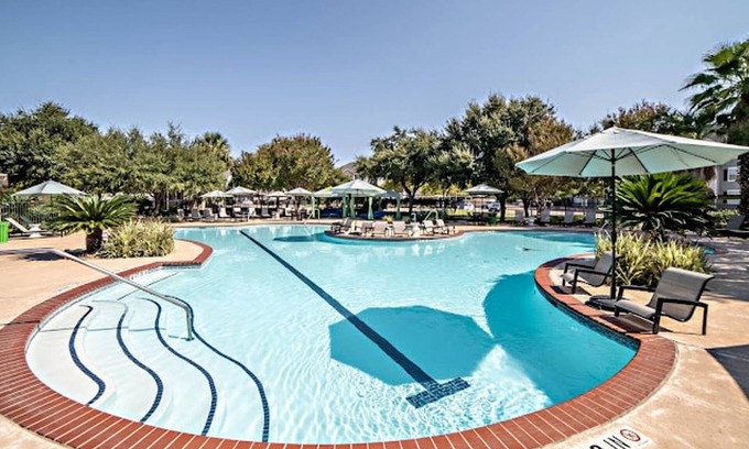 Pleasant Valley Apartamento | Comfy 2BR King Suite w Gym Pool Close to DT