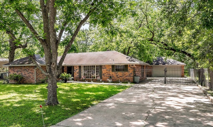 Aldine Casa | Comfy 3 beds/ 12 min DWNTN & IAH, Pet friendly, Fast WIFI, ECHO