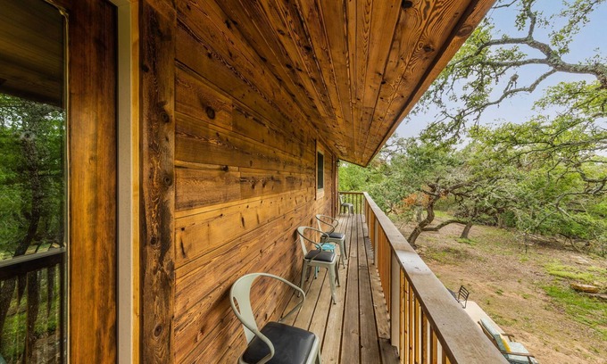 Driftwood Casa | Comfy 4 bdrm Hill Country Getaway - Great For Families & Pet Friendly!