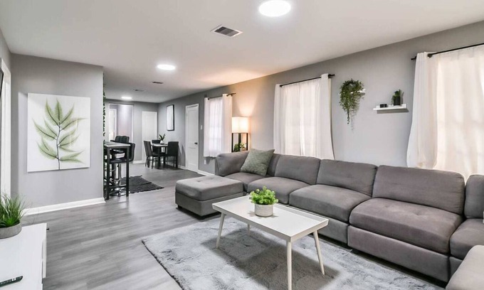 Foster Place Casa | Comfy 5BR Home with Hot Tub, 10min from NGR Stadium