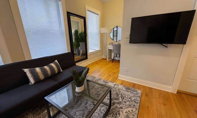 Chicago Apartamento | Comfy and Chic Apt in Chicago
