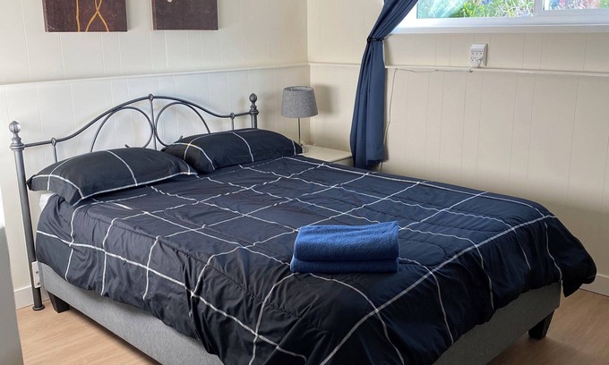 Campbell River Apartamento | Comfy and clean garden suite. Close to Discovery Pier, Museum, and Hospital.