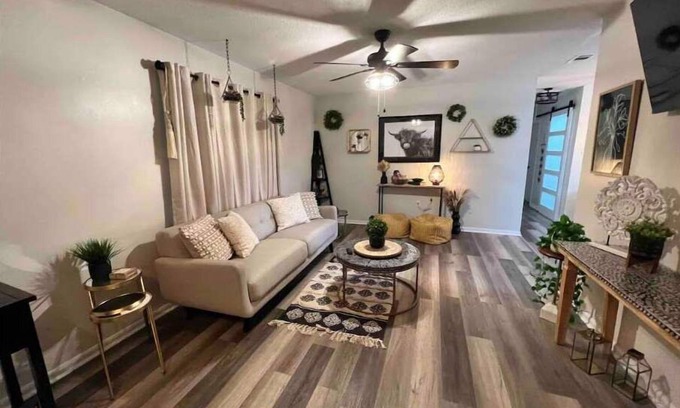 Pooler Casa | Comfy and cozy on Holly