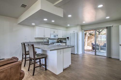 Country Rose Casa | Comfy Bakersfield Townhome - Fire Pit and Patio