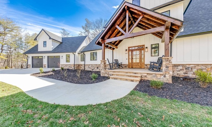 Helen Casa | Comfy Bear Mountain Lodge – Spacious Family-Friendly Cabin