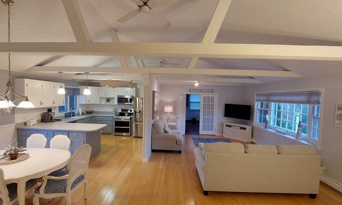 South Yarmouth Casa | Comfy Bright Home with WiFi,Cable & Kitchen,near Shopping, Restaurants & Beaches