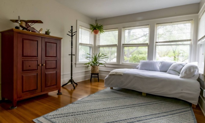 College Hill Casa | Comfy bungalow in historic College Hill neighborhood, near restaurants and more