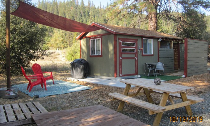 Douglas City Cabina | Comfy Cabin and Glamping Right on the Trinity River