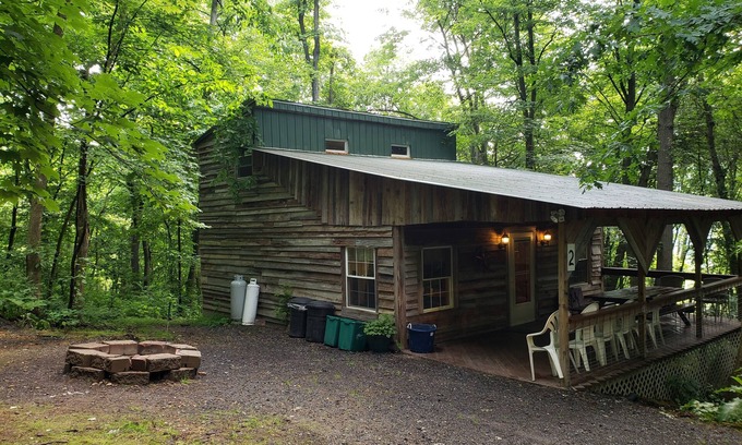 Huntingdon Casa | Cómoda cabaña en el bosque con una gran terraza para fiestas