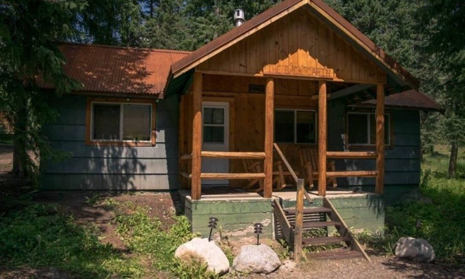 Cooke City-Silver Gate Cabina | Comfy cabin is situated on the Silver Gate property which overlooks 10,000ft tall mountain peaks surrounding the town.